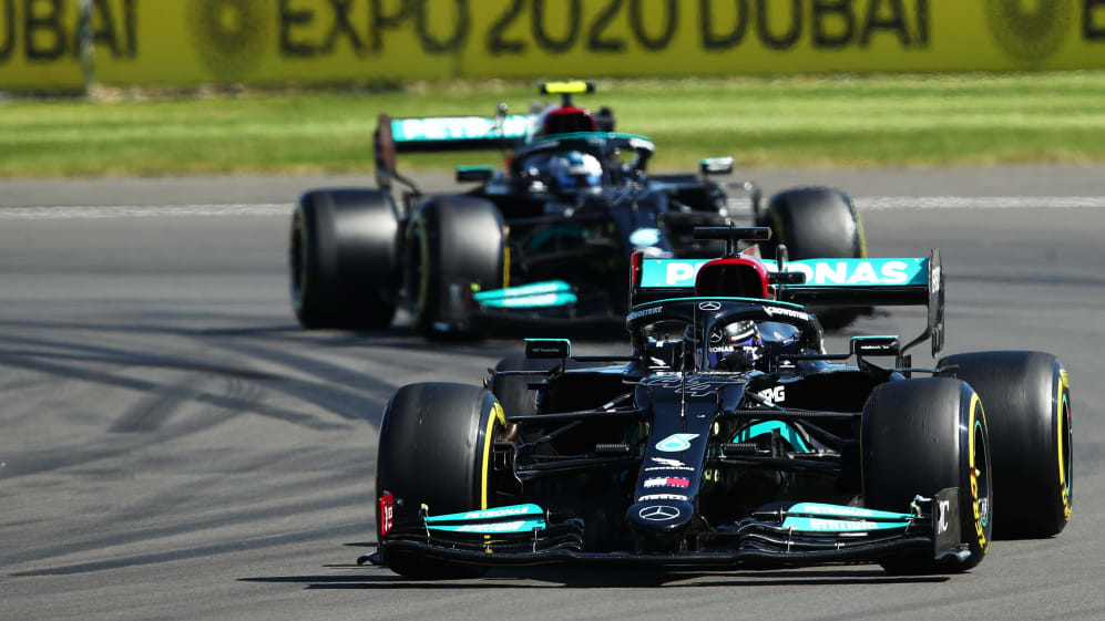 NORTHAMPTON, INGGRIS - JULY 18: Lewis Hamilton dari Britania Raya mengendarai (44) Mercedes AMG