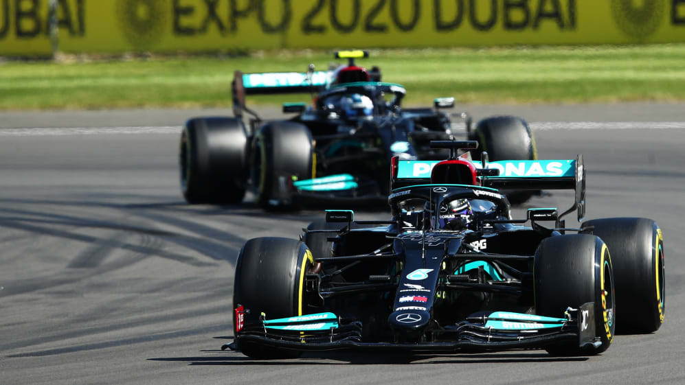 NORTHAMPTON, INGLATERRA - 18 DE JULIO: Lewis Hamilton de Gran Bretaña conduciendo el (44) Mercedes AMG