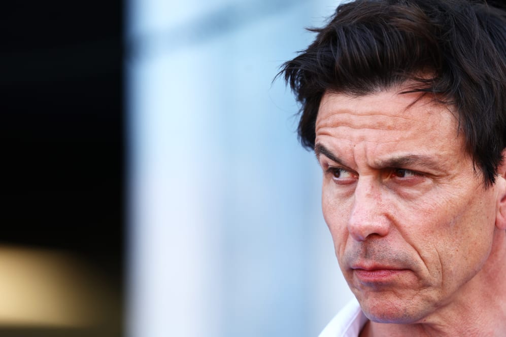 MONTE-CARLO, MÓNACO - 26 DE MAYO: El Director Ejecutivo de Mercedes GP, Toto Wolff, mira en el Paddock