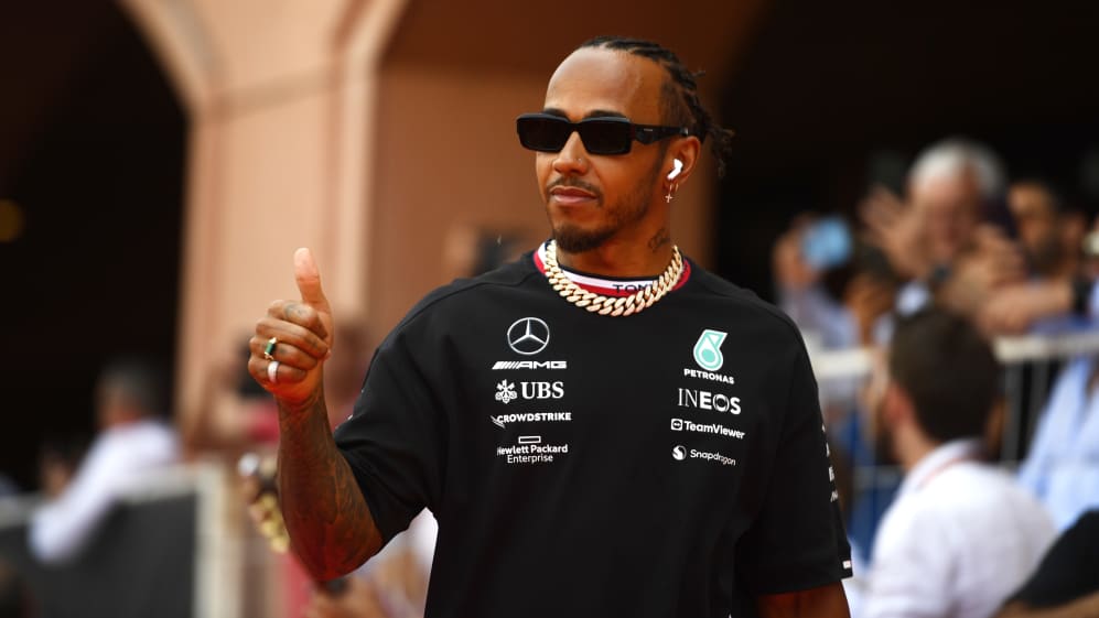MONTE-CARLO, MÓNACO - 28 DE MAYO: Lewis Hamilton de Gran Bretaña y Mercedes mira desde el