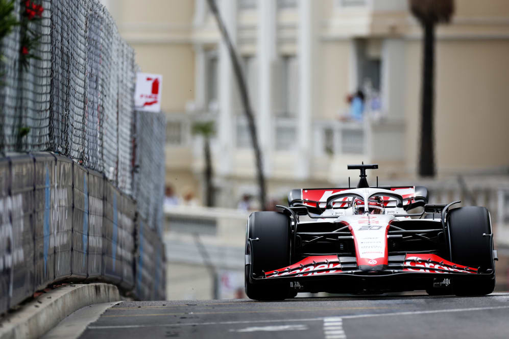 MONTE-CARLO, MÓNACO - 28 DE MAYO: Kevin Magnussen de Dinamarca conduciendo el (20) Haas F1 VF-23 Ferrari en