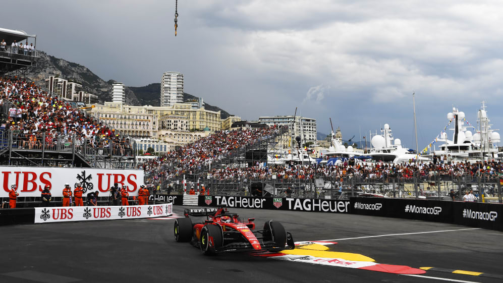 MONTE-CARLO, MÓNACO - 28 DE MAYO: Charles Leclerc de Mónaco conduciendo el (16) Ferrari SF-23 en la pista