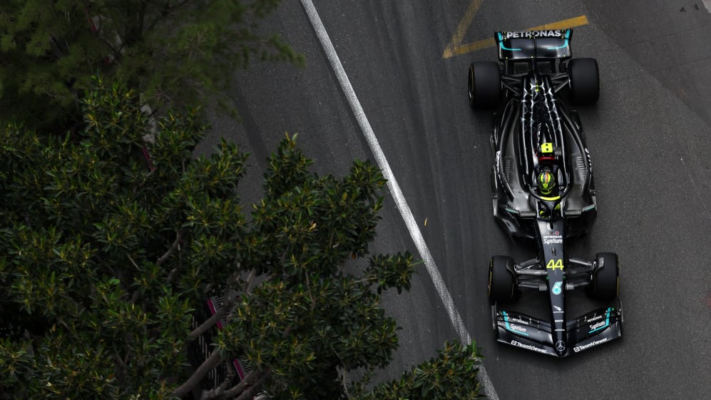 MONTE-CARLO, MÓNACO - 28 DE MAYO: Lewis Hamilton de Gran Bretaña conduciendo el (44) Mercedes AMG