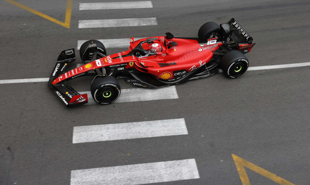 MONTE-CARLO, MÓNACO - 28 DE MAYO: Charles Leclerc de Mónaco conduciendo el (16) Ferrari SF-23 en la pista