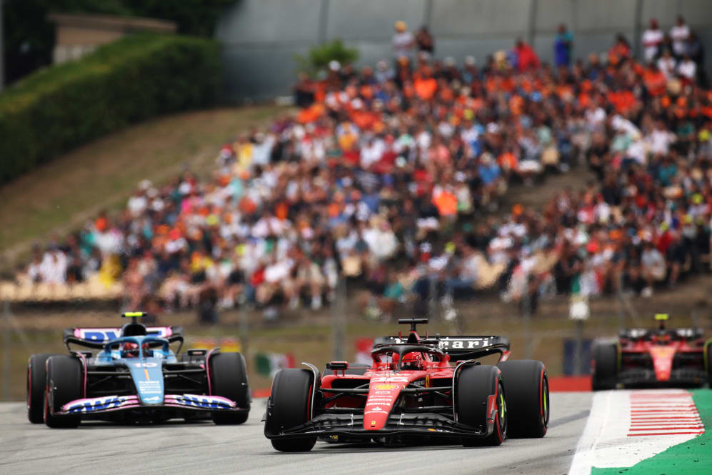 BARCELONA, ESPAÑA - 3 DE JUNIO: Charles Leclerc de Mónaco conduciendo el (16) Ferrari SF-23 lleva a Pierre
