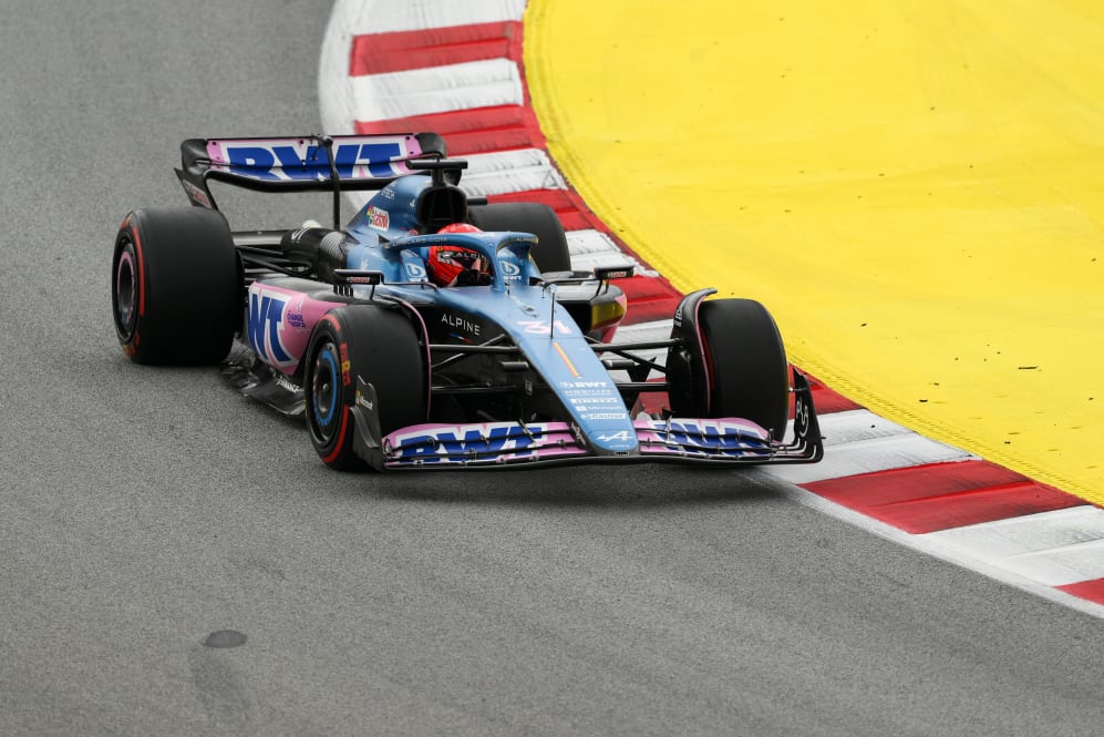 BARCELONA, ESPAÑA - 4 DE JUNIO: Esteban Ocon de Francia conduciendo el (31) Alpine F1 A523 Renault en la pista