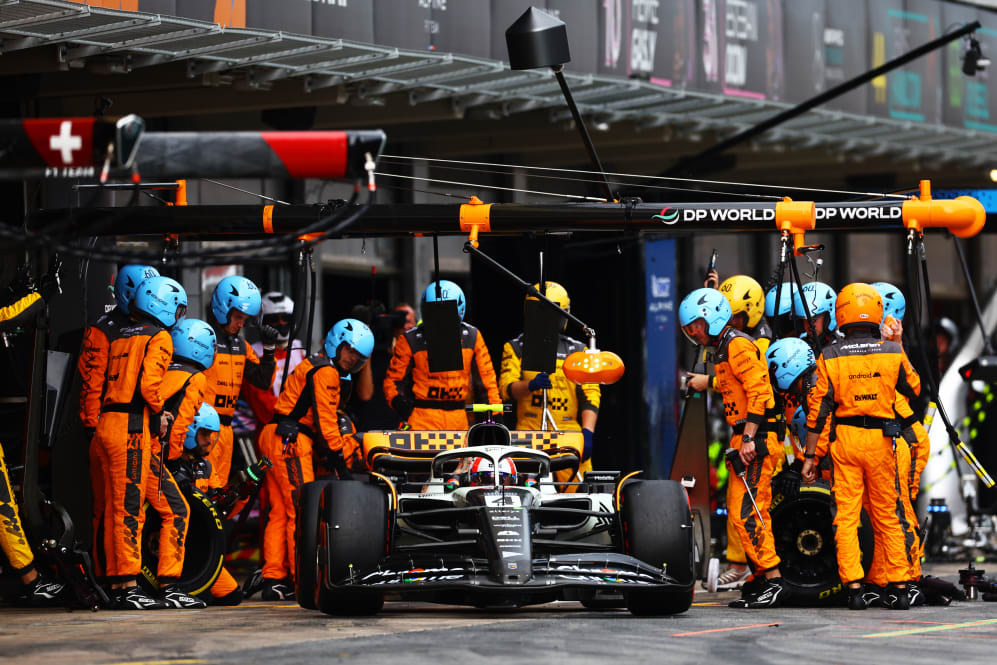 BARCELONA, ESPAÑA - 4 DE JUNIO: Lando Norris de Gran Bretaña conduciendo el (4) McLaren MCL60 Mercedes en