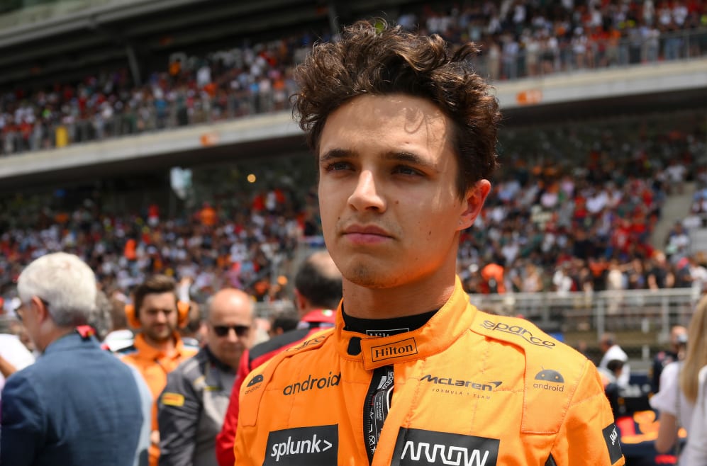 BARCELONA, ESPAÑA - 4 DE JUNIO: Lando Norris de Gran Bretaña y McLaren miran en la grilla antes de