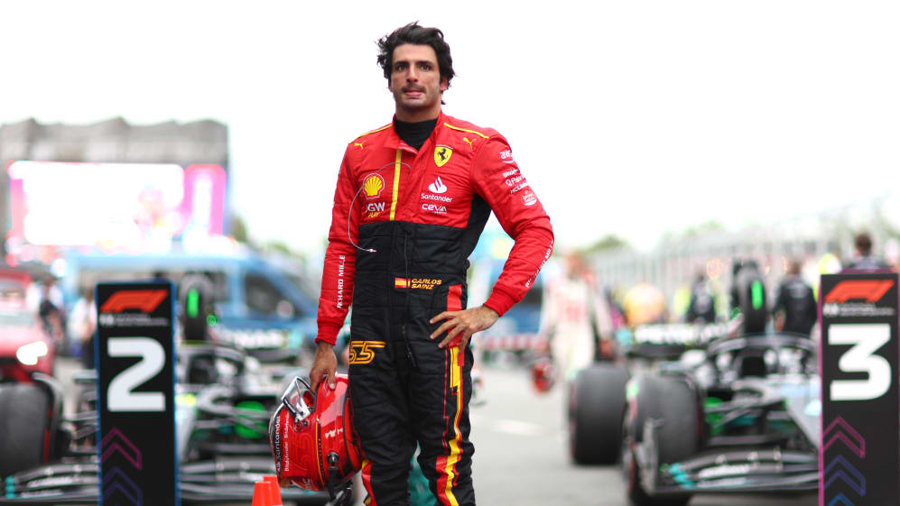 BARCELONA, ESPAÑA - 4 DE JUNIO: el quinto clasificado Carlos Sainz de España y Ferrari camina en el parque cerrado