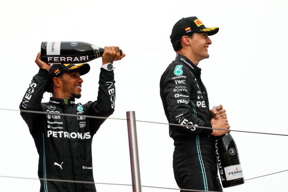BARCELONA, ESPAÑA - 4 DE JUNIO: Segundo clasificado Lewis Hamilton de Gran Bretaña y Mercedes y tercero