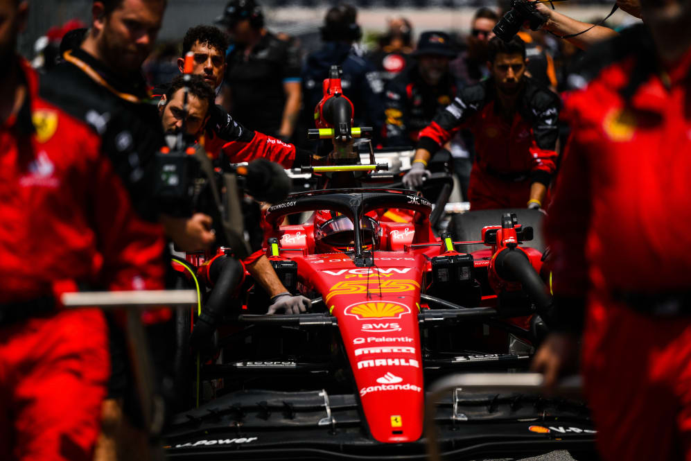 BARCELONA, ESPAÑA - 4 DE JUNIO: Carlos Sainz de España y Ferrari se preparan para conducir en la rejilla durante