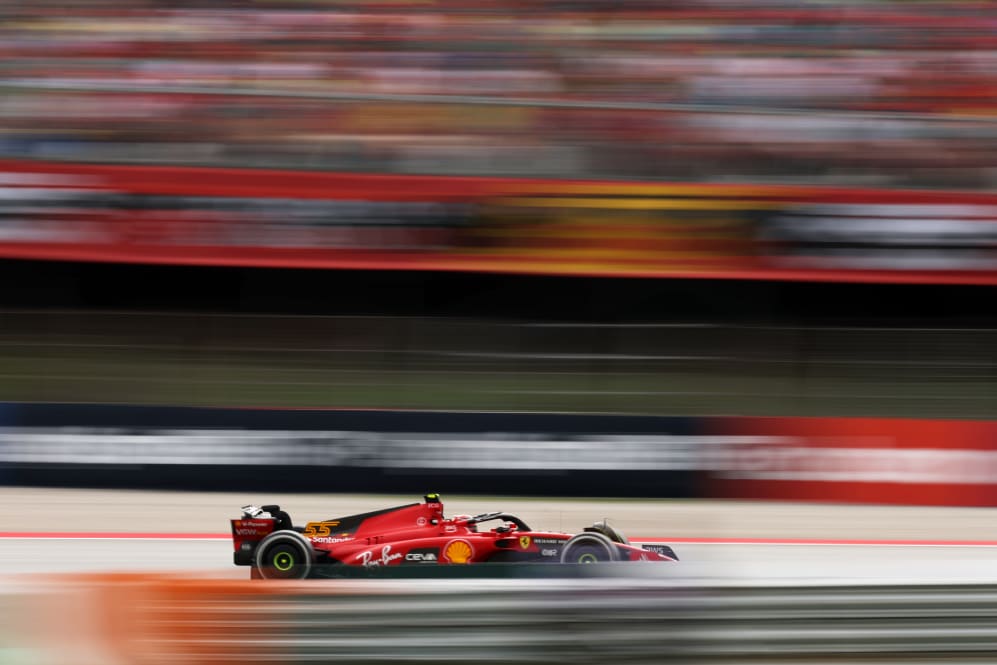 BARCELONA, ESPAÑA - 4 DE JUNIO: Carlos Sainz de España conduciendo (55) el Ferrari SF-23 en pista durante