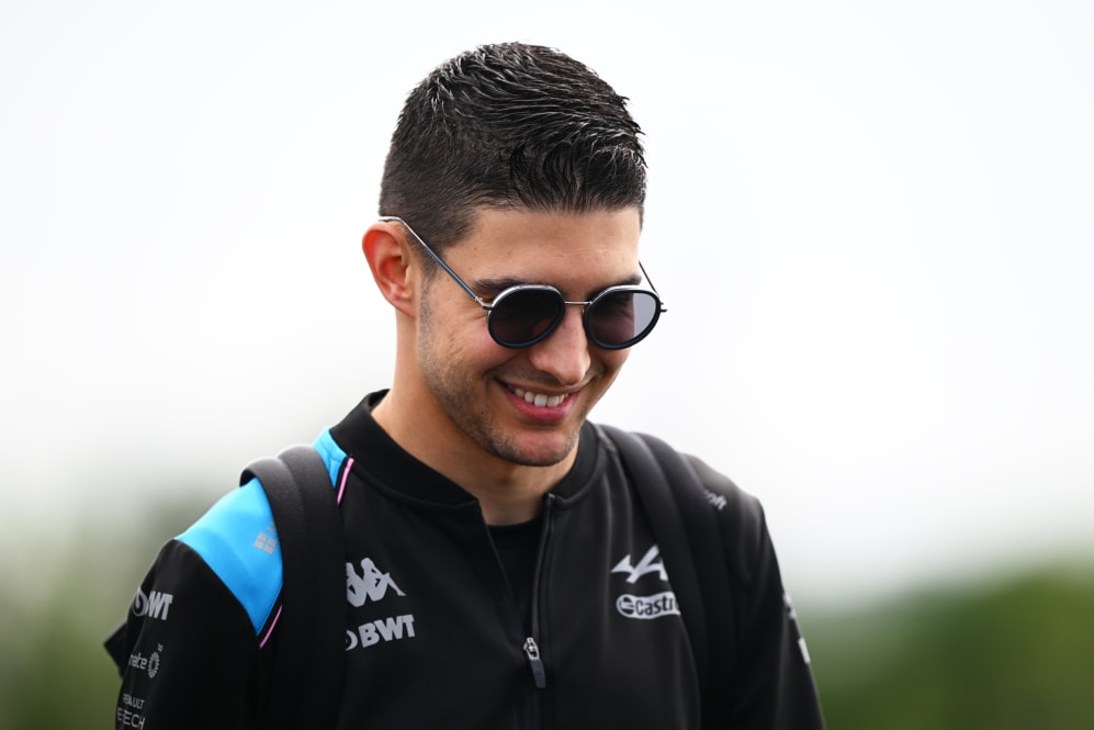 MONTREAL, QUEBEC - 15 DE JUNIO: Esteban Ocon de Francia y Alpine F1 camina en el Paddock durante