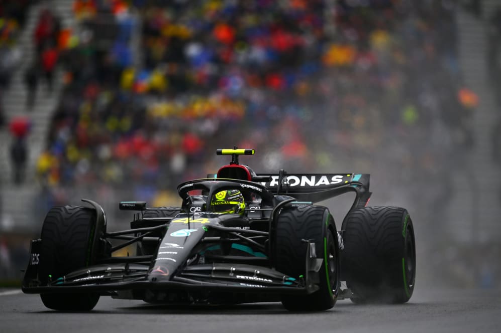 MONTREAL, QUEBEC - 17 DE JUNIO: Lewis Hamilton de Gran Bretaña conduciendo el (44) Mercedes AMG Petronas