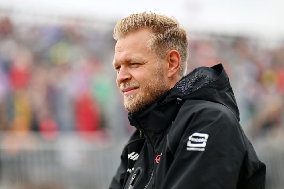 MONTREAL, QUEBEC - 18 DE JUNIO: Kevin Magnussen de Dinamarca y Haas F1 miran desde el desfile de pilotos