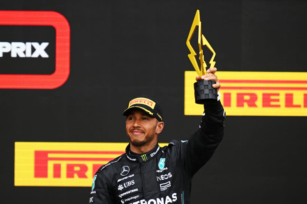 MONTREAL, QUEBEC - 18 DE JUNIO: El tercer clasificado Lewis Hamilton de Gran Bretaña y Mercedes celebra el