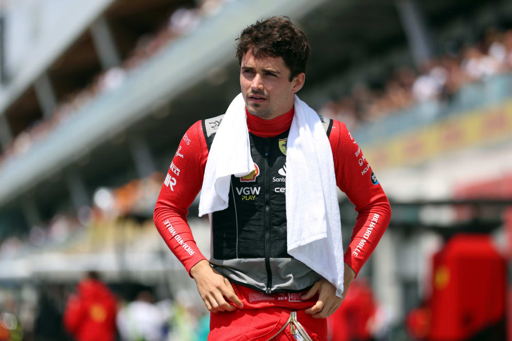 MONTREAL, QUEBEC - JUNE 18: Charles Leclerc dari Monaco dan Ferrari berjalan ke grid selama F1