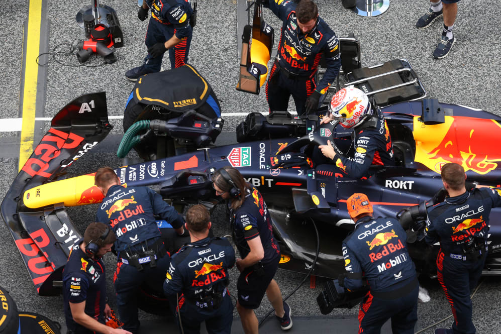 SPIELBERG, AUSTRIA - 2 DE JULIO: Max Verstappen de Holanda y Oracle Red Bull Racing se preparan