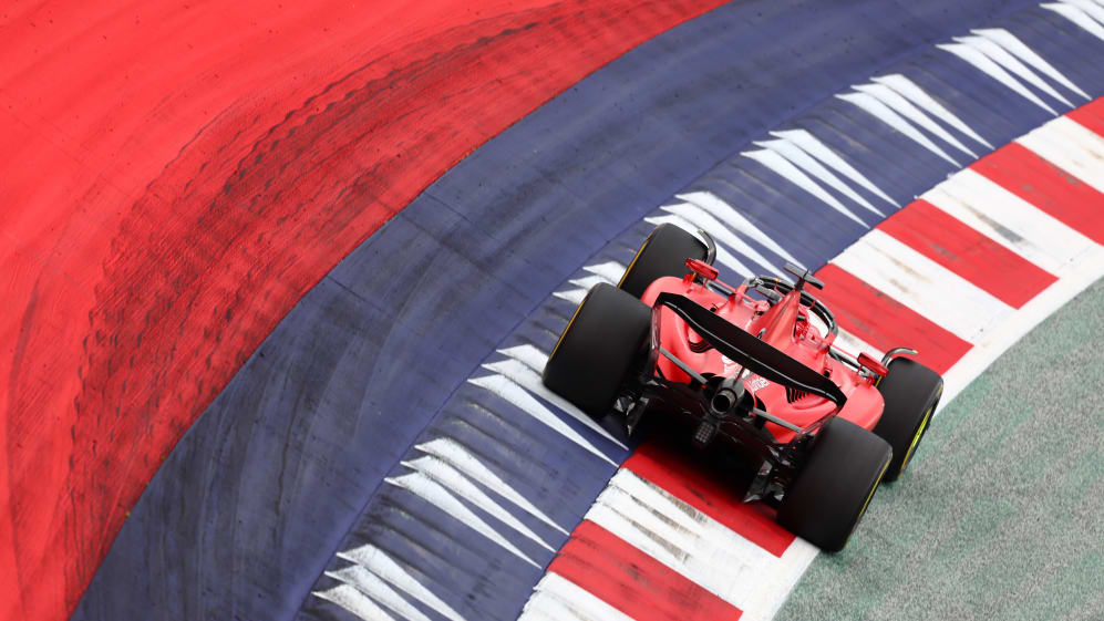 SPIELBERG, AUSTRIA - 2 DE JULIO: Charles Leclerc de Mónaco conduciendo el (16) Ferrari SF-23 en la pista