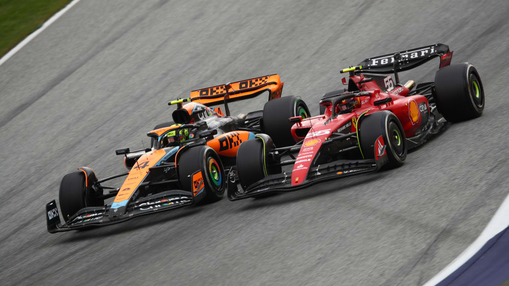 SPIELBERG, AUSTRIA - 2 DE JULIO: Lando Norris de Gran Bretaña conduciendo el (4) McLaren MCL60 Mercedes