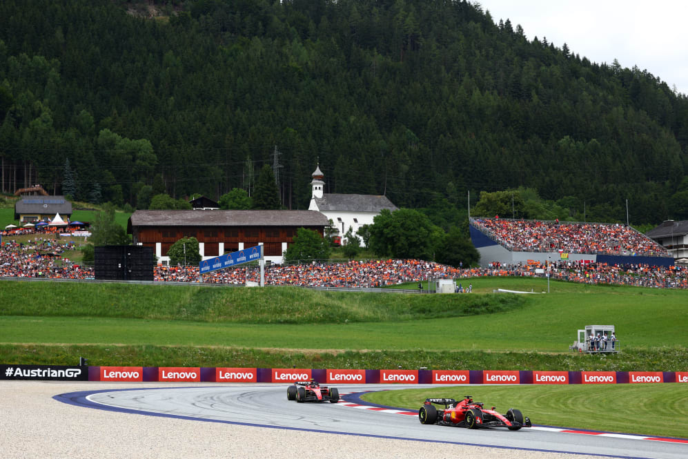 SPIELBERG, AUSTRIA - 2 DE JULIO: Charles Leclerc de Mónaco conduciendo el (16) Ferrari SF-23 lleva a Carlos