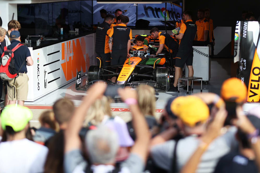 NORTHAMPTON, INGLATERRA - 3 DE JULIO: Lando Norris de McLaren y Gran Bretaña saluda a la multitud durante