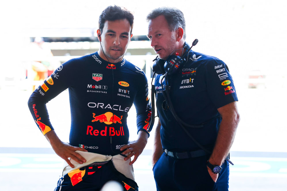 NORTHAMPTON, INGLATERRA - 7 DE JULIO: Sergio Pérez de México y Oracle Red Bull Racing habla con Red