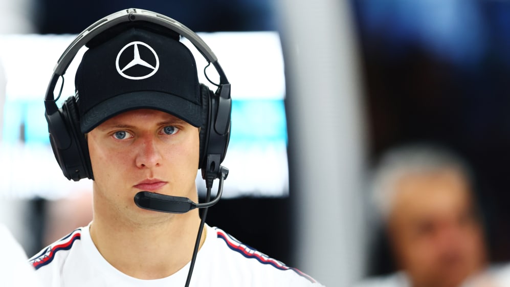 NORTHAMPTON, INGLATERRA - 08 DE JULIO: Mick Schumacher de Alemania, piloto de reserva de Mercedes mira