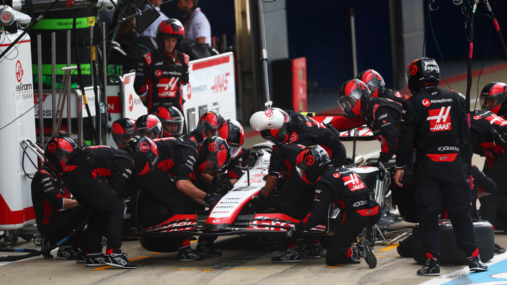 NORTHAMPTON, INGLATERRA - 9 DE JULIO: Nico Hulkenberg de Alemania que conduce el (27) Haas F1 VF-23 Ferrari