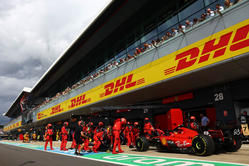 NORTHAMPTON, INGLATERRA - 09 DE JULIO: Carlos Sainz de España conduciendo (55) el Ferrari SF-23 hace un