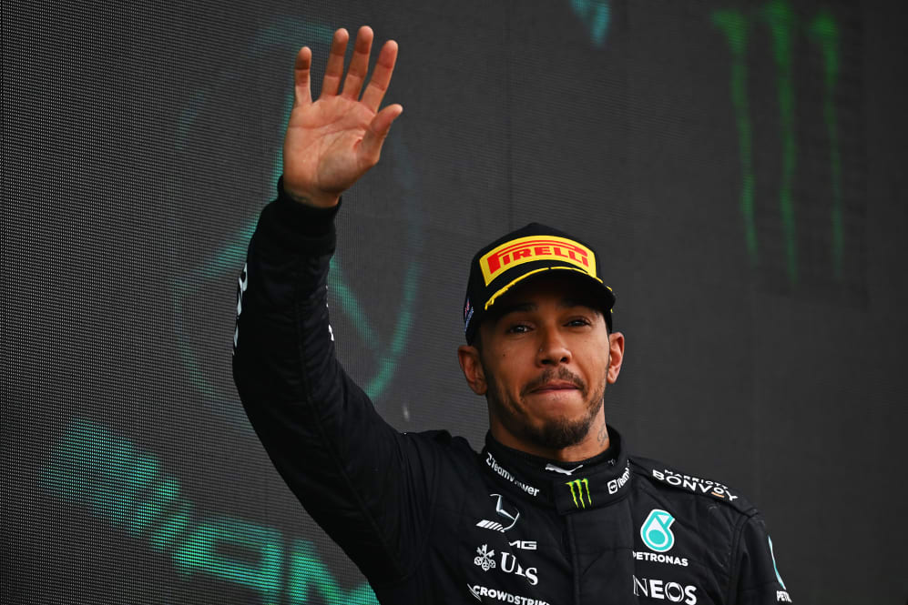 NORTHAMPTON, INGLATERRA - 09 DE JULIO: Lewis Hamilton de Gran Bretaña y Mercedes en tercer lugar