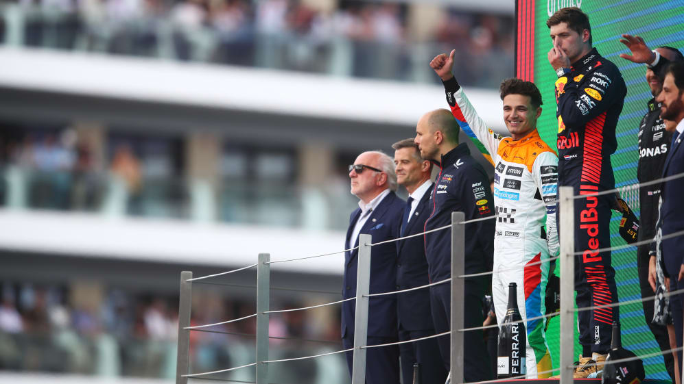 NORTHAMPTON, INGLATERRA - 9 DE JULIO: El segundo clasificado Lando Norris de Gran Bretaña y McLaren celebra