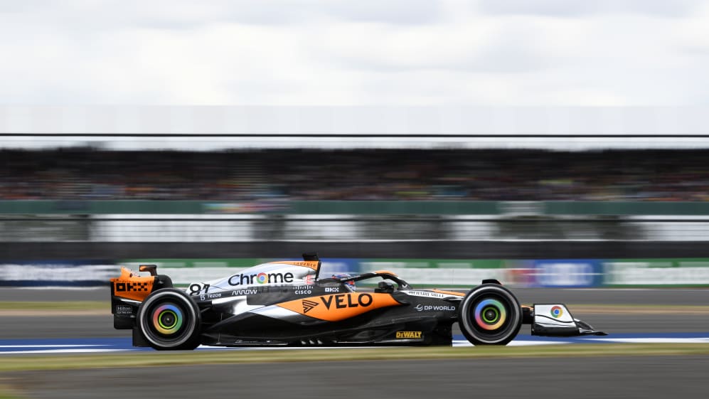 NORTHAMPTON, INGLATERRA - 09 DE JULIO: Oscar Piastri de Australia conduciendo el (81) McLaren MCL60 Mercedes