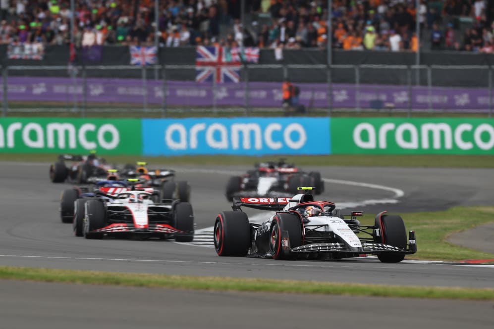NORTHAMPTON, INGLATERRA - 9 DE JULIO: Yuki Tsunoda de Japón que conduce el (22) Scuderia AlphaTauri AT04 en