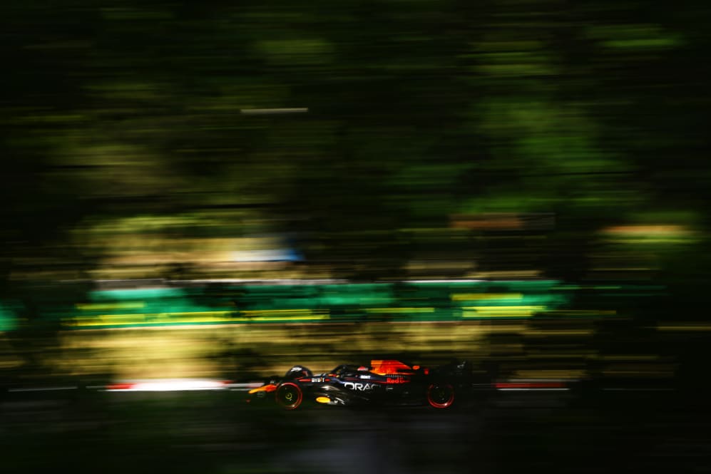 BUDAPEST, HUNGRÍA - 21 DE JULIO: Max Verstappen de Holanda conduciendo el (1) Oracle Red Bull