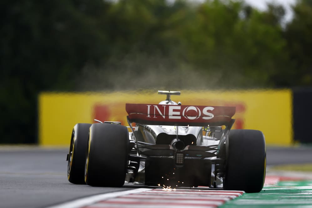 BUDAPEST, HUNGRÍA - 21 DE JULIO: Lewis Hamilton de Gran Bretaña conduciendo el (44) Mercedes AMG Petronas