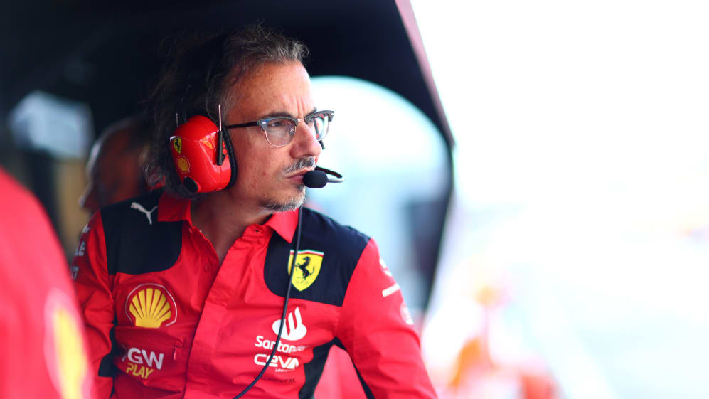 BUDAPEST, HUNGRÍA - 21 DE JULIO: Laurent Mekies, director deportivo de la Scuderia Ferrari, mira desde el