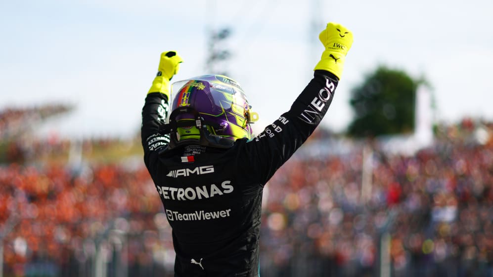 BUDAPEST, HUNGRÍA - 22 DE JULIO: Lewis Hamilton, clasificado para la pole position de Gran Bretaña y Mercedes.