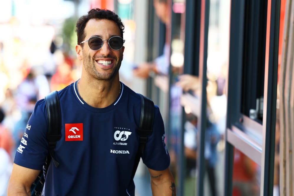 BUDAPEST, HUNGRÍA - 23 DE JULIO: Daniel Ricciardo de Australia y Scuderia AlphaTauri camina en el