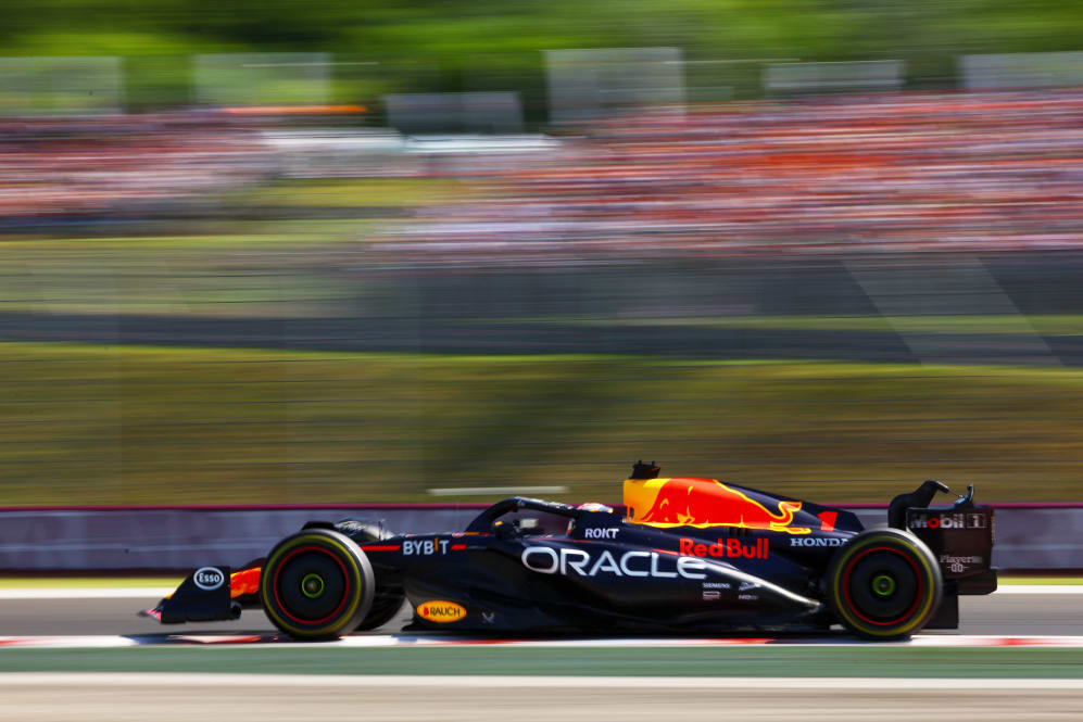 BUDAPEST, HUNGRÍA - 23 DE JULIO: Max Verstappen de los Países Bajos conduciendo el (1) Oracle Red Bull