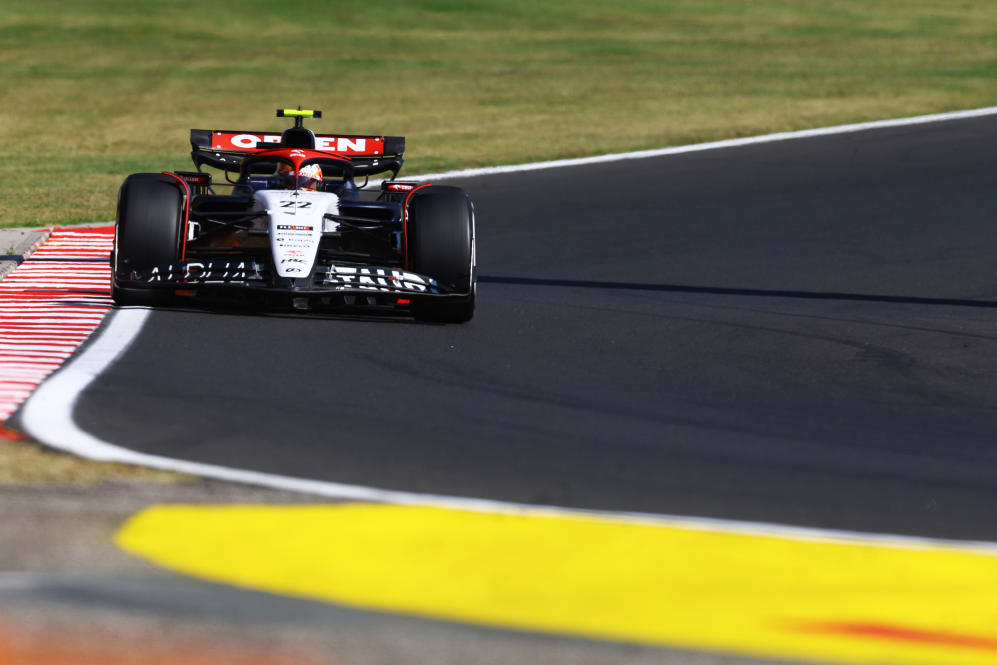 BUDAPEST, HUNGRÍA - 23 DE JULIO: Yuki Tsunoda de Japón conduciendo la (22) Scuderia AlphaTauri AT04 en