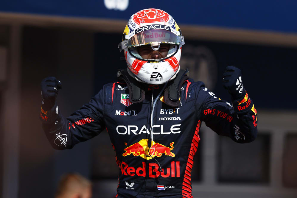 BUDAPEST, HUNGRÍA - 23 DE JULIO: El ganador de la carrera Max Verstappen de los Países Bajos y Oracle Red Bull