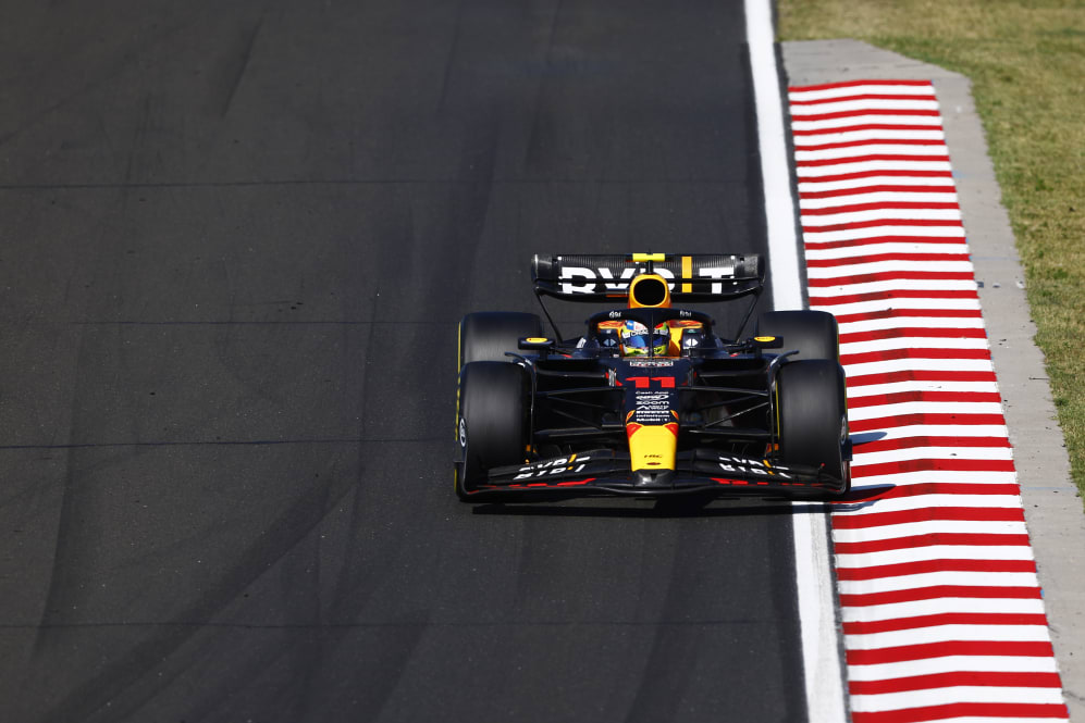 BUDAPEST, HUNGRÍA - 23 DE JULIO: Sergio Pérez de México conduciendo el (11) Oracle Red Bull Racing RB19 en