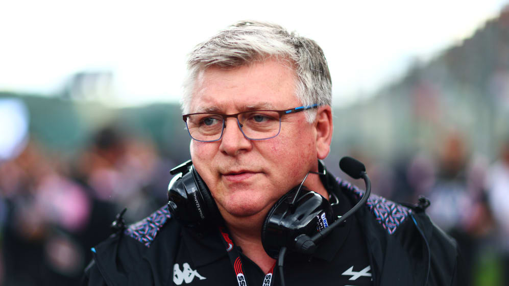 SPA, BÉLGICA - 29 DE JULIO: Otmar Szafnauer, director del equipo de Alpine F1, mira en la parrilla durante