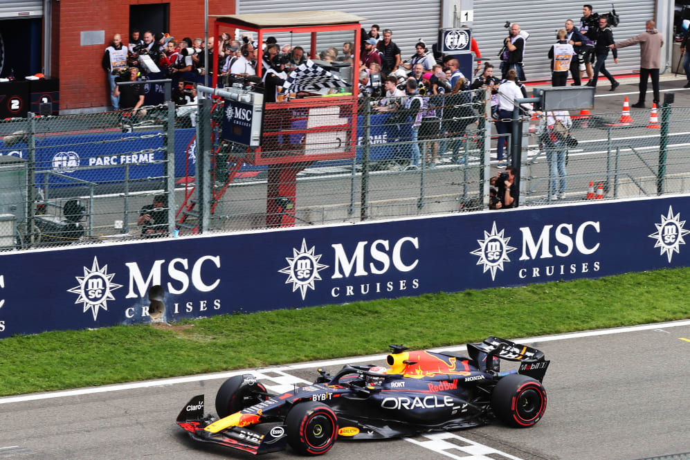 SPA, BÉLGICA - 30 DE JULIO: El ganador de la carrera, Max Verstappen, de los Países Bajos, conduce el (1) Oracle Red