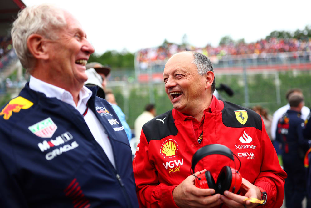 SPA, BÉLGICA - 30 DE JULIO: El director del equipo Ferrari, Frederic Vasseur, habla con el equipo Red Bull Racing