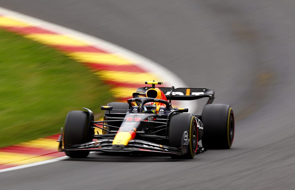 SPA, BÉLGICA - 30 DE JULIO: Sergio Pérez de México conduciendo el (11) Oracle Red Bull Racing RB19 en