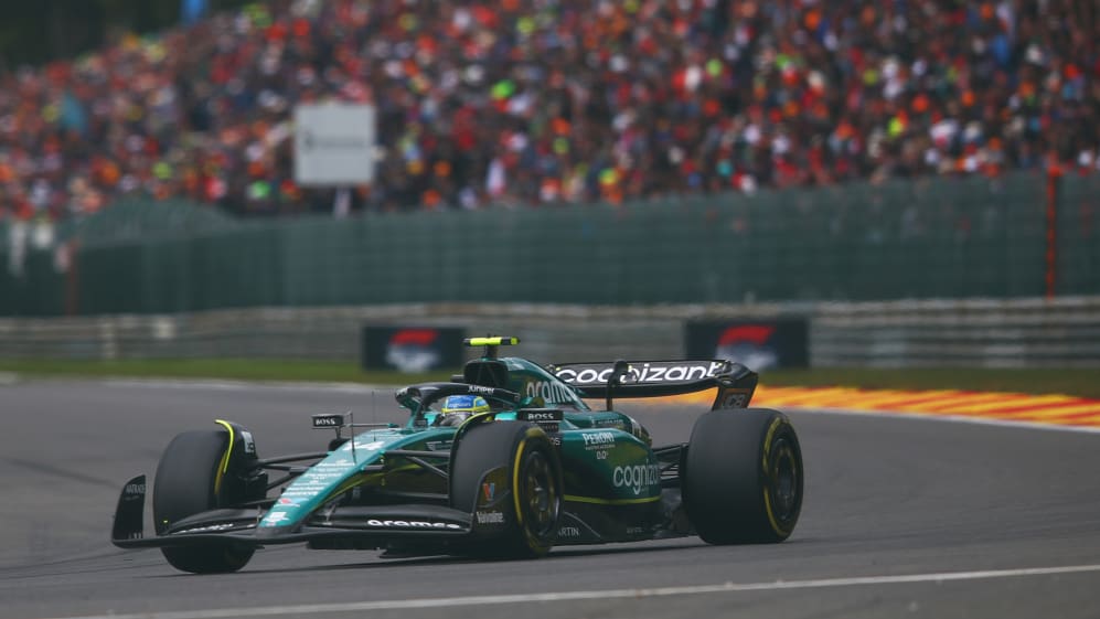 SPA, BÉLGICA - 30 DE JULIO: Fernando Alonso de España conduciendo el (14) Aston Martin AMR23 Mercedes en