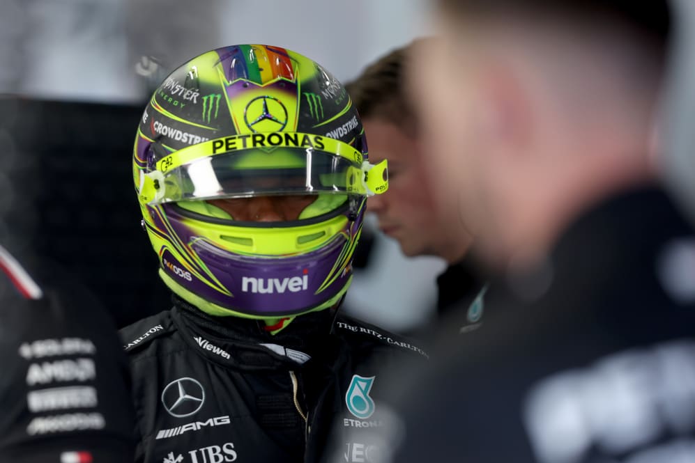 ZANDVOORT, PAÍSES BAJOS - 26 DE AGOSTO: Lewis Hamilton de Gran Bretaña y Mercedes se preparan para conducir