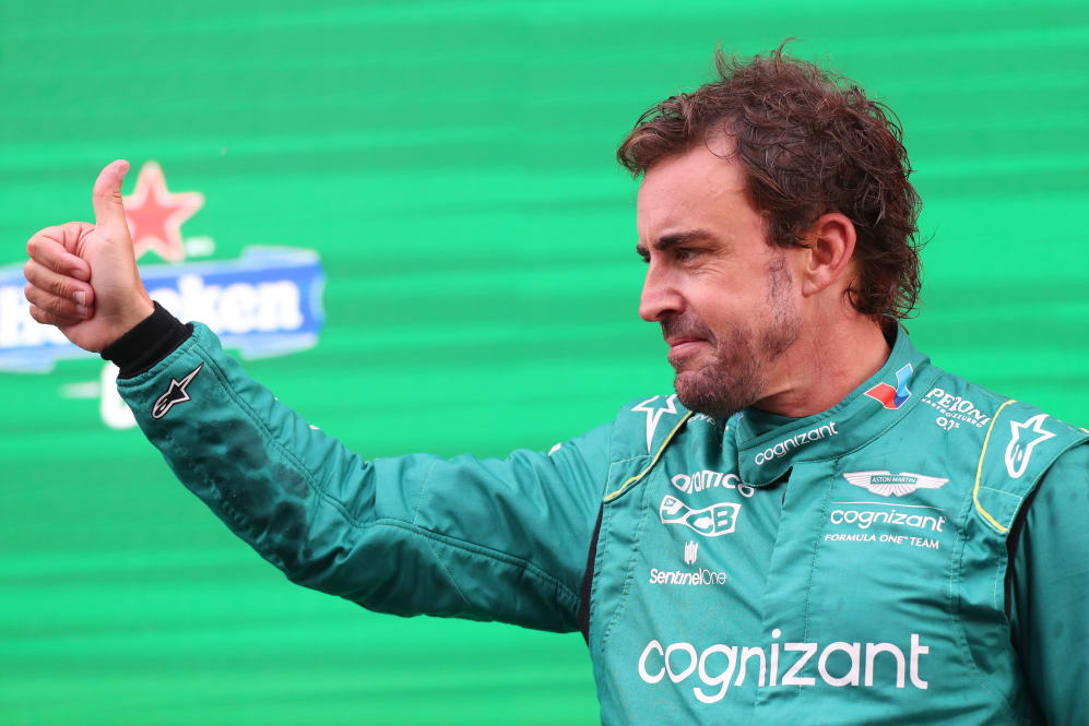 ZANDVOORT, PAÍSES BAJOS - 27 DE AGOSTO: Segundo clasificado, Fernando Alonso de España y Aston Martin F1 Team